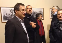 Gli amministratori comunali Gallo, Bressi e Fererro in visita alla mostra delle litografie